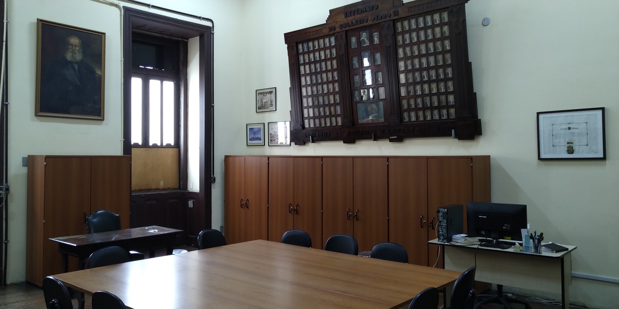 Sala de reunião com armários e mesa.